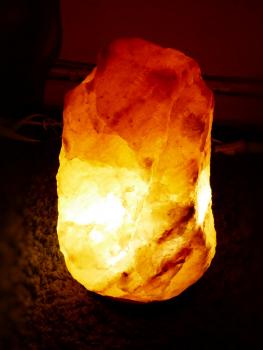 Große Salzlampe aus Pakistan mit LED-Lampe